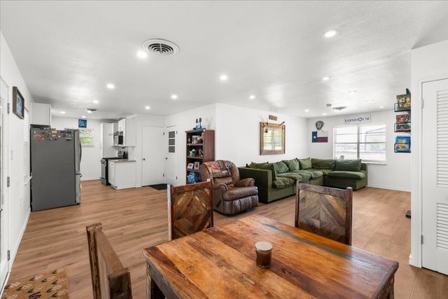 703 N Gilmer Avenue, Dawson, TX 76639