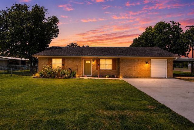 703 N Gilmer Avenue, Dawson, TX 76639