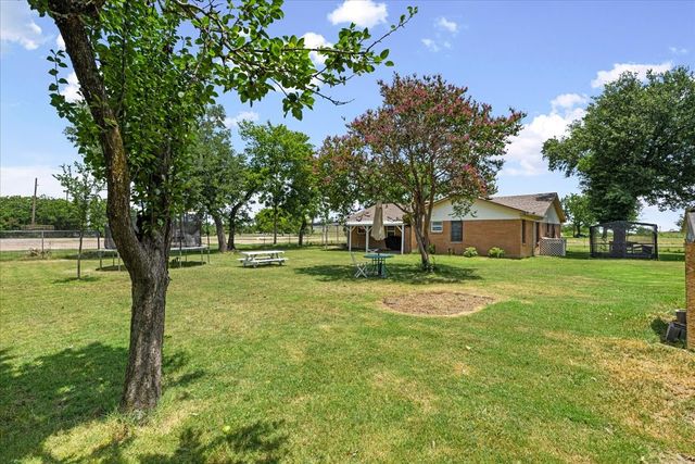 703 N Gilmer Avenue, Dawson, TX 76639
