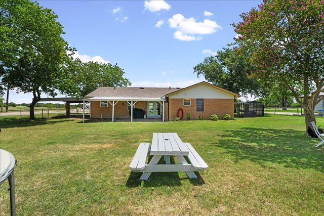 703 N Gilmer Avenue, Dawson, TX 76639