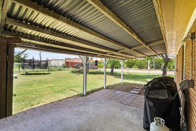 703 N Gilmer Avenue, Dawson, TX 76639