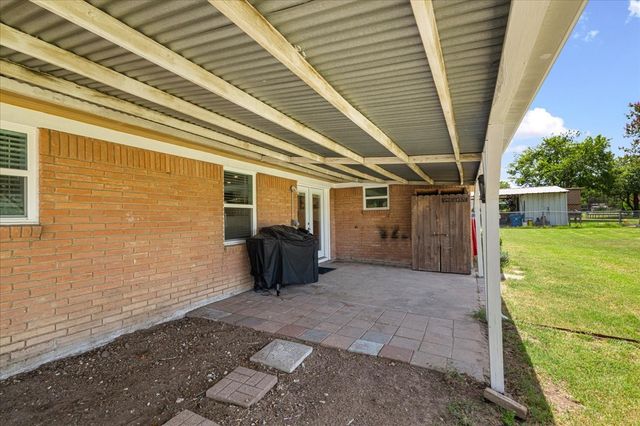703 N Gilmer Avenue, Dawson, TX 76639