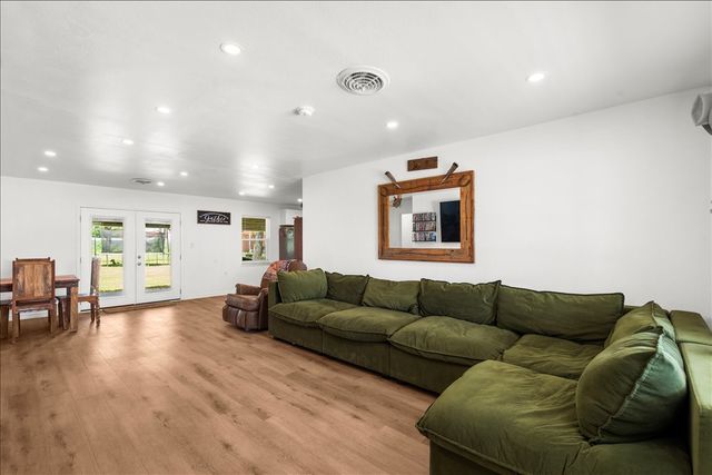 703 N Gilmer Avenue, Dawson, TX 76639