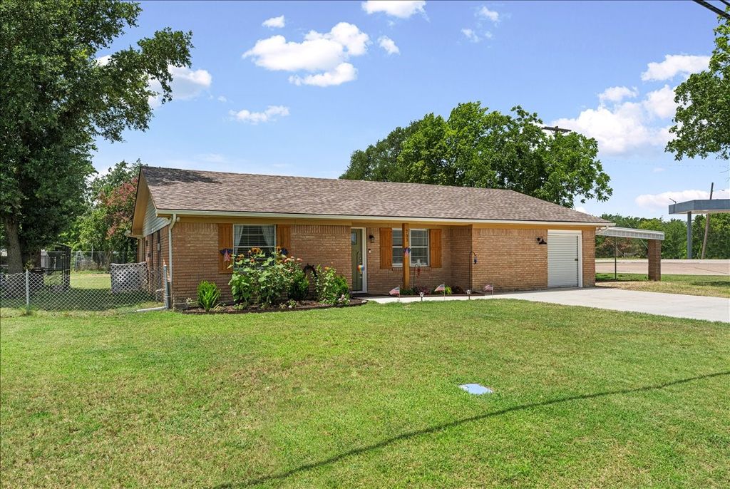 703 N Gilmer Avenue, Dawson, TX 76639