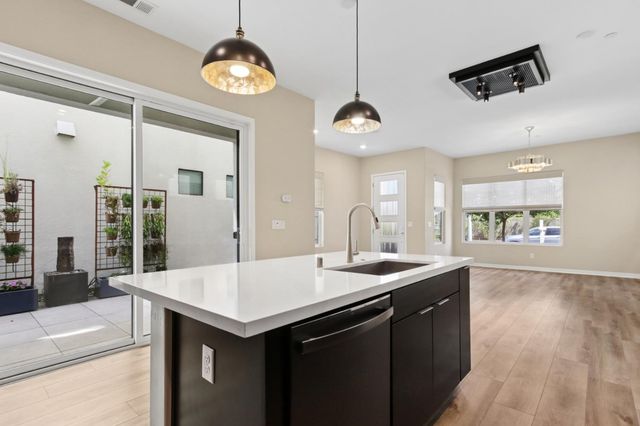 110 Fonseca St, Sacramento, CA 95816
