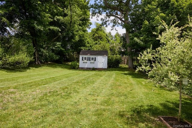 37 Mansion Drive, Hyde Park, NY 12538