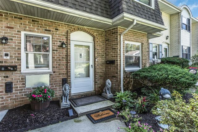 25 Glen Hollow H10, Holtsville, NY 11742