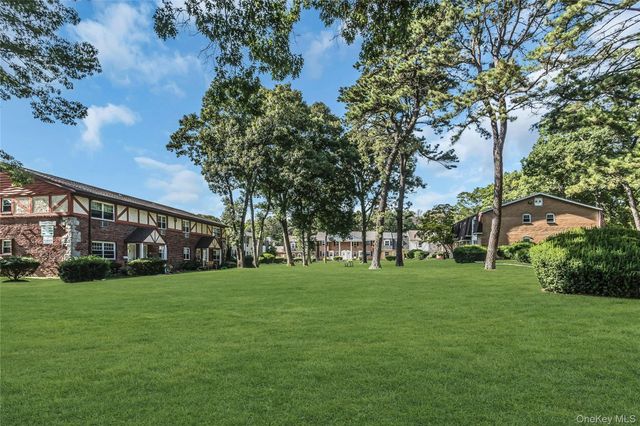 25 Glen Hollow H10, Holtsville, NY 11742