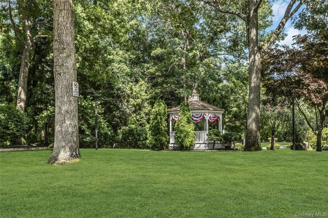 25 Glen Hollow H10, Holtsville, NY 11742