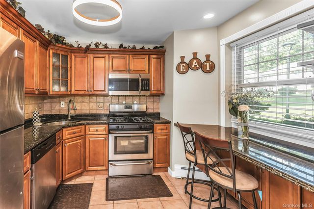 25 Glen Hollow H10, Holtsville, NY 11742