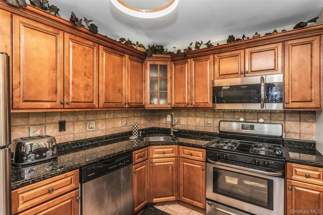25 Glen Hollow H10, Holtsville, NY 11742