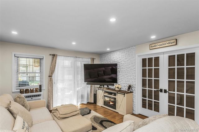 25 Glen Hollow H10, Holtsville, NY 11742
