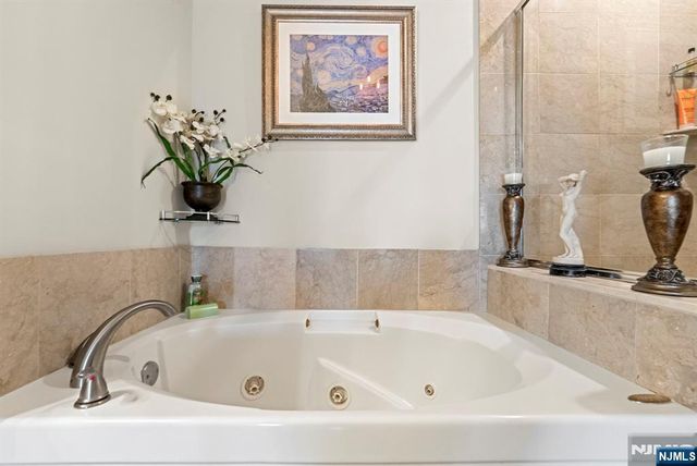 108 The Promenade 108, Edgewater, NJ 07020