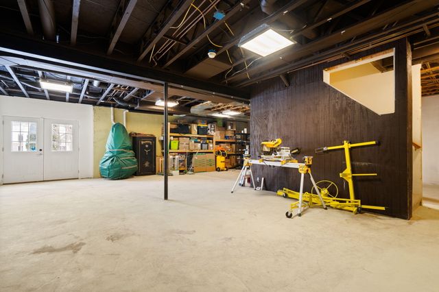 4490 N Squirrel Road, Auburn Hills, MI 48326