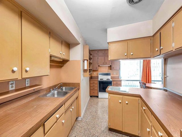 8014 N LYNN AVENUE, Tampa, FL 33604