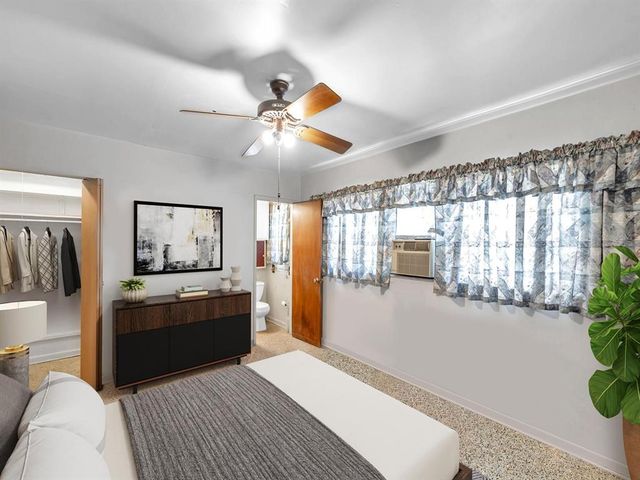 8014 N LYNN AVENUE, Tampa, FL 33604