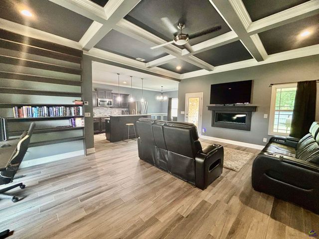 425 Hunts Landing Drive, Kathleen, GA 31047