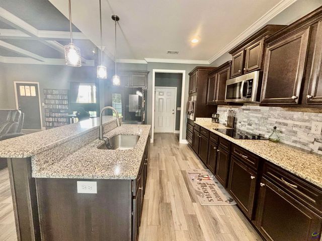 425 Hunts Landing Drive, Kathleen, GA 31047