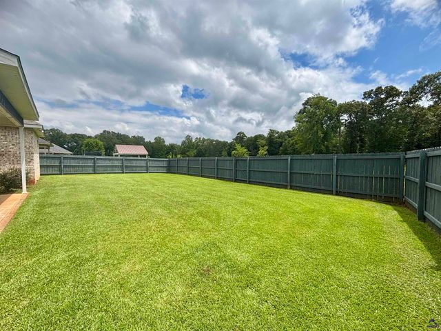 425 Hunts Landing Drive, Kathleen, GA 31047