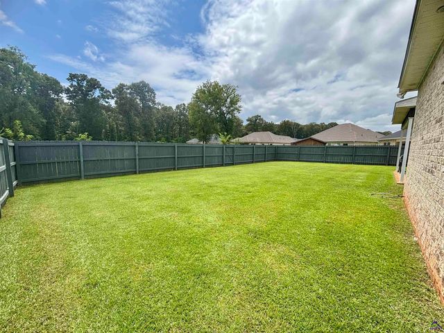 425 Hunts Landing Drive, Kathleen, GA 31047