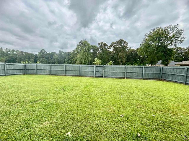 425 Hunts Landing Drive, Kathleen, GA 31047
