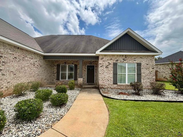 425 Hunts Landing Drive, Kathleen, GA 31047