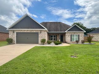 425 Hunts Landing Drive, Kathleen, GA 31047
