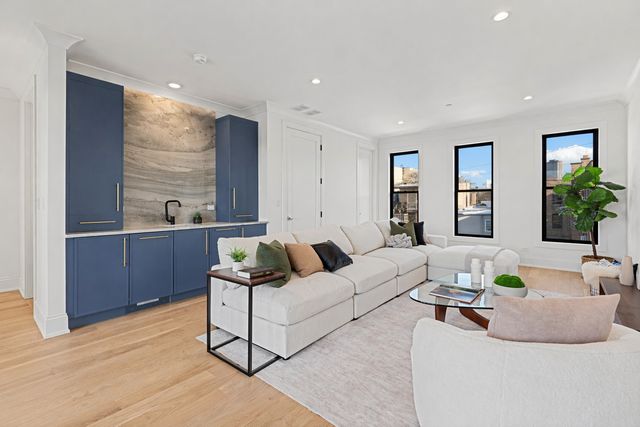 3711 N Magnolia Avenue, Chicago, IL 60613