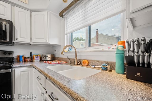 8261 Bristol Street, Westland, MI 48185