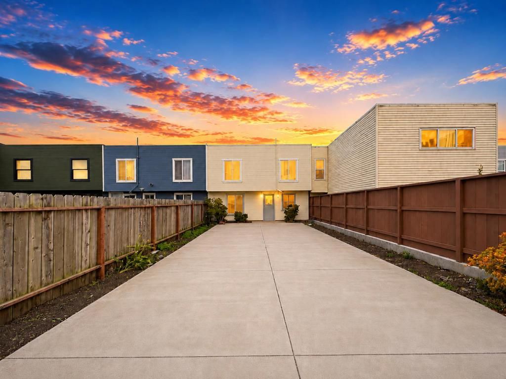 Image 2 of property listing at 2442 41st Avenue, San Francisco, CA 94116