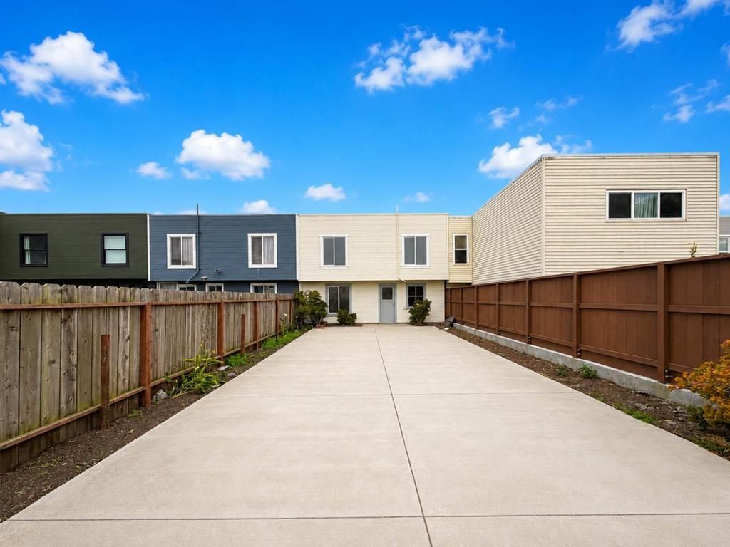 Image 22 of property listing at 2442 41st Avenue, San Francisco, CA 94116
