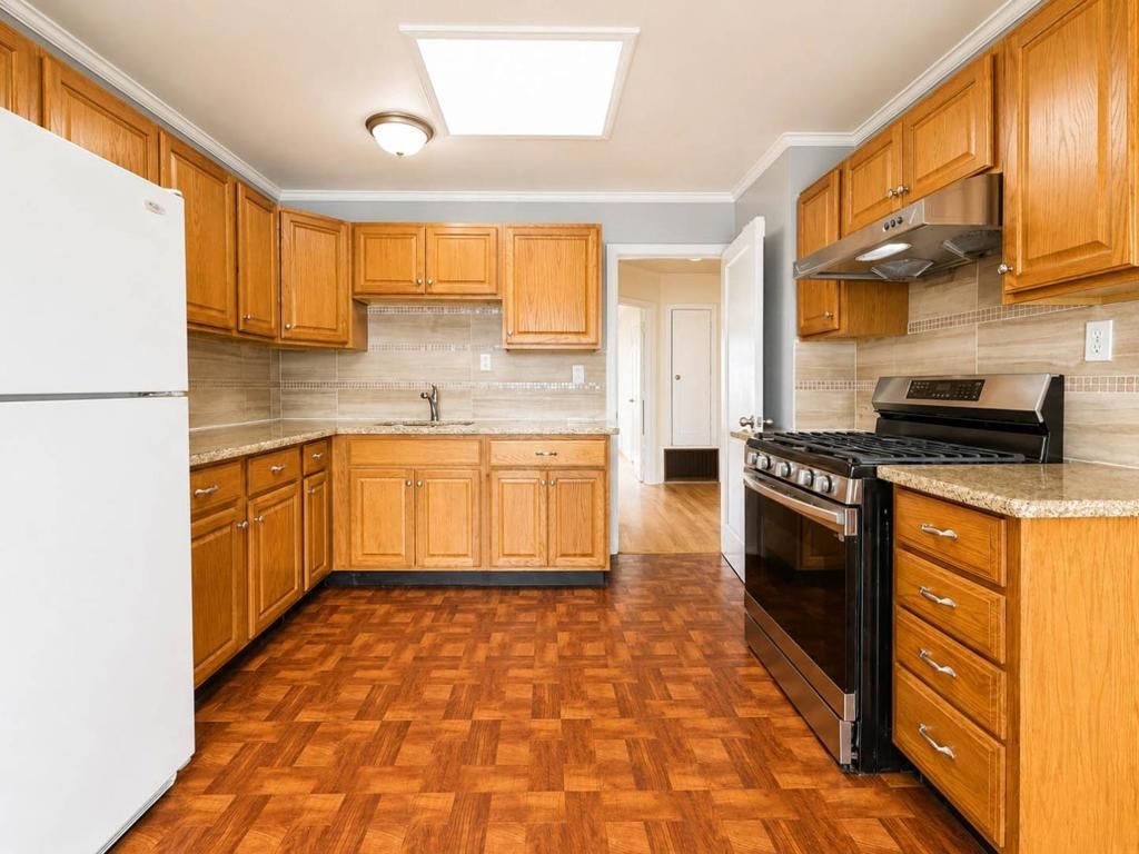 Image 8 of property listing at 2442 41st Avenue, San Francisco, CA 94116