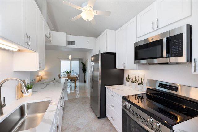 1585 TARPON CENTER DRIVE 20, Venice, FL 34285