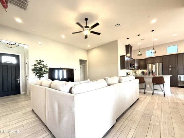 7467 SMUGGLERS GULCH Court, El Paso, TX 79911