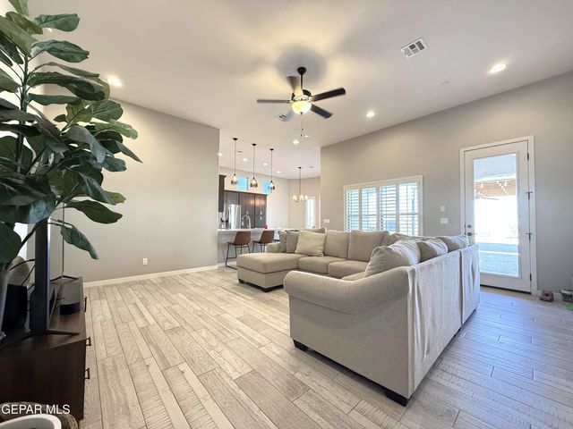 7467 SMUGGLERS GULCH Court, El Paso, TX 79911