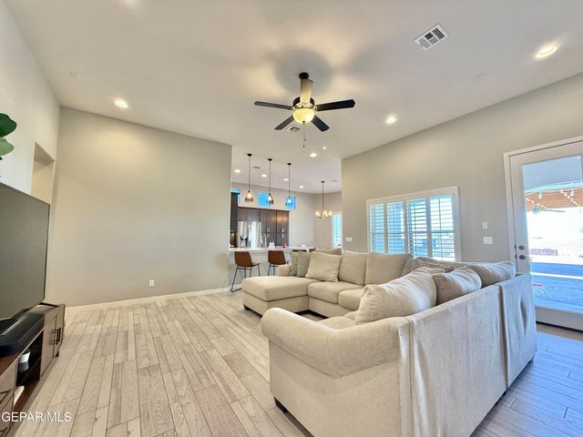 7467 SMUGGLERS GULCH Court, El Paso, TX 79911