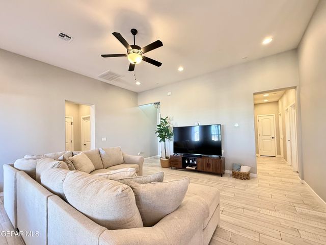 7467 SMUGGLERS GULCH Court, El Paso, TX 79911