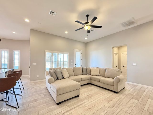 7467 SMUGGLERS GULCH Court, El Paso, TX 79911