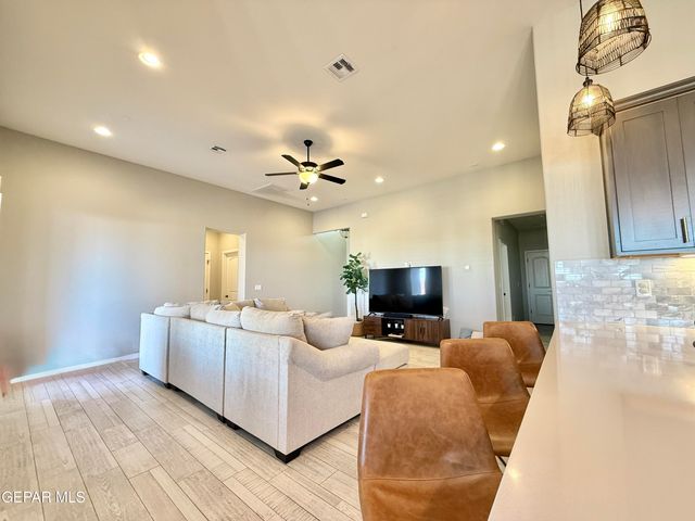 7467 SMUGGLERS GULCH Court, El Paso, TX 79911
