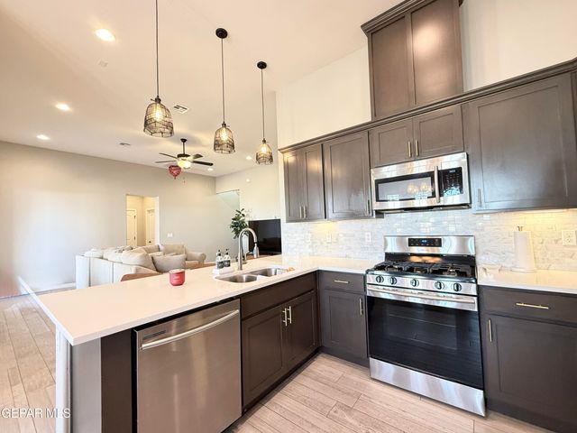 7467 SMUGGLERS GULCH Court, El Paso, TX 79911