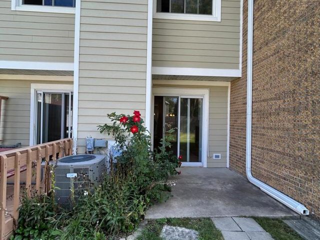 1092 E Cottonwood Way, Palatine, IL 60074