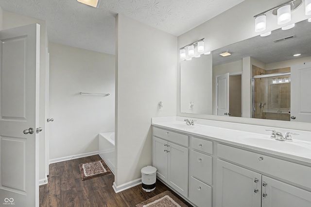7696 Rolling Green Drive, Plainfield, IN 46168