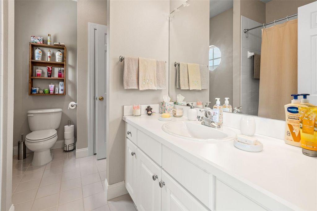 Image 5 of property listing at 3519 HEARDS FERRY DRIVE, Tampa, FL 33618