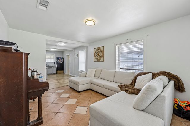 1215 Churchill Road, River Oaks, TX 76114