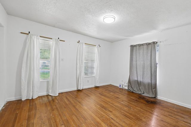 1215 Churchill Road, River Oaks, TX 76114