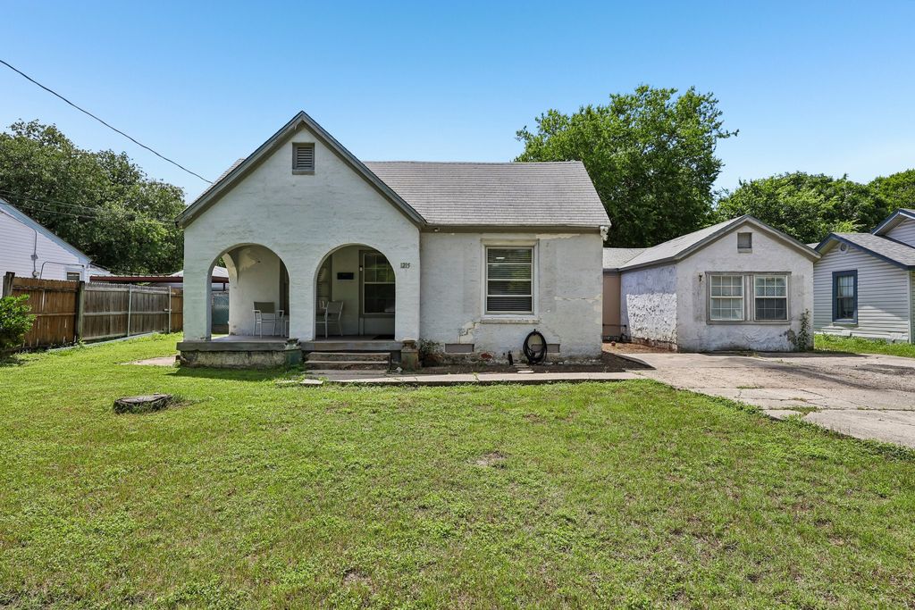 1215 Churchill Road, River Oaks, TX 76114