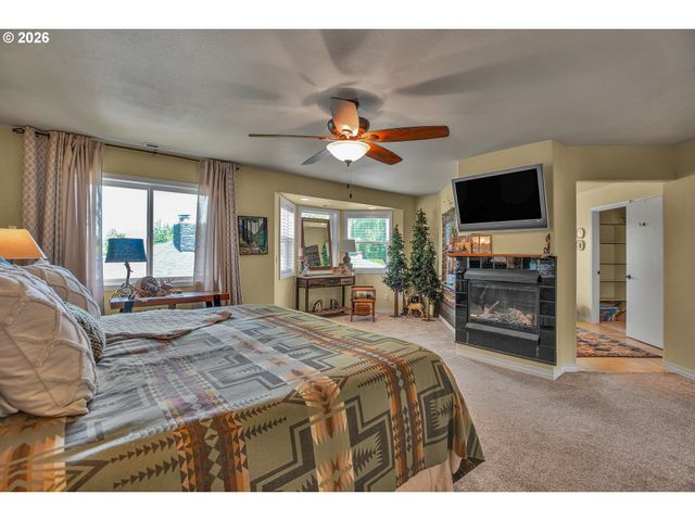 705 N MOLALLA Ave, Molalla, OR 97038