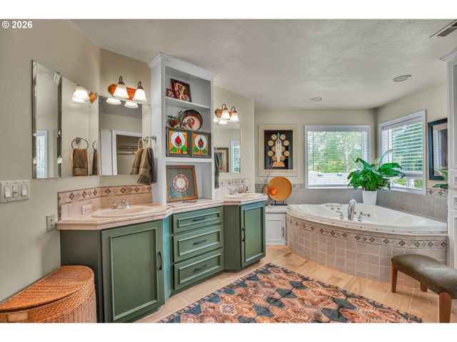 705 N MOLALLA Ave, Molalla, OR 97038