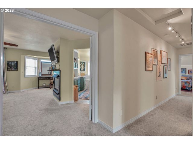 705 N MOLALLA Ave, Molalla, OR 97038
