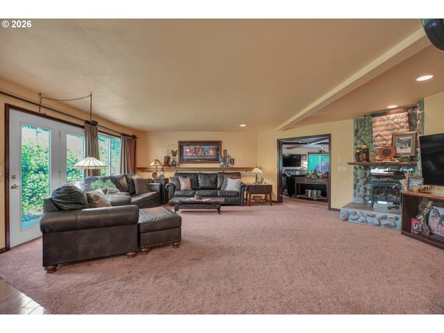 705 N MOLALLA Ave, Molalla, OR 97038